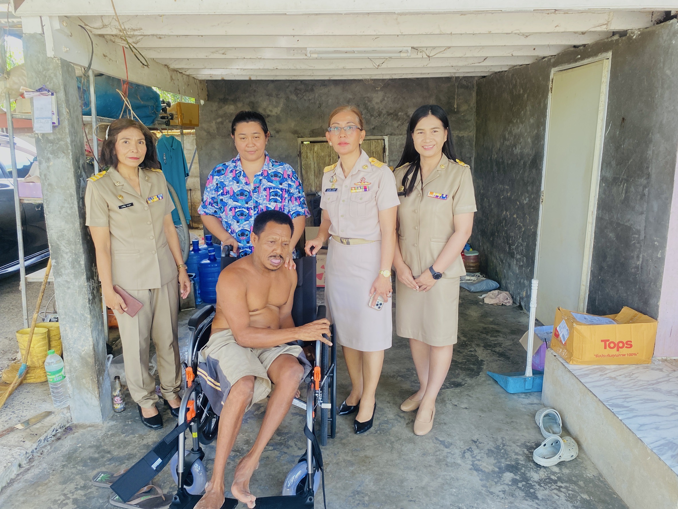 18 สิงหาคม 2568 นางสาวสกาวเดือน ไกรสิทธิ์ ปลัดองค์การบริหารส่วนตำบลชลคราม พร้อมด้วยพนักงานงาน อบต. นำรถเข็นนั่ง มอบให้ นายมนูญ  โกละกะ เป็นผู้พิการประเภท 3 หมู่ที่ 6 ตำบลชลคราม จำนวน 1 คัน ภายใต้โครงการจัดหากายอุปกรณ์สำหรับช่วยเหลือคนพิการ 72,000 ชุด เฉลิมพระเกียรติพระบาทสมเด็จพระเจ้าอยู่หัว เนื่องในโอกาสพระราชพิธีมหามงคลเฉลิมพระชนมพรรษา 6 รอบ 28 กรกฎาคม 2567 สนับสนุนโดยกองทุนส่งเสริมและพัฒนาคุณภาพชีวิตคนพิการ กรมส่งเสริมและพัฒนาคุณภาพชีวิตคนพิการ กระทรวงการพัฒนาสังคมและความมั่นคงของมนุษย์
