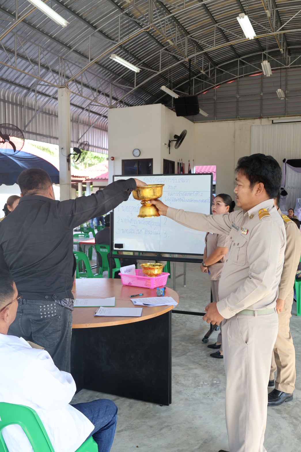 ภาพบรรยากาศ วันที่ 1ธันวาคม 2568 รับสมัครสมาชิกสภาองค์การบริหารส่วนตำบลชลคราม และนายกองค์การบริหารส่วนตำบลชลคราม (วันแรก)
